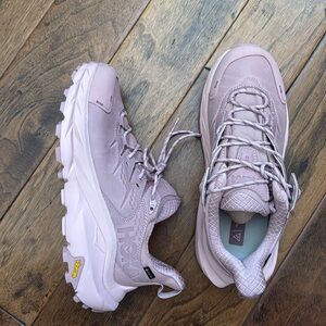 Hoka Kaha2 - size women’s 9.5